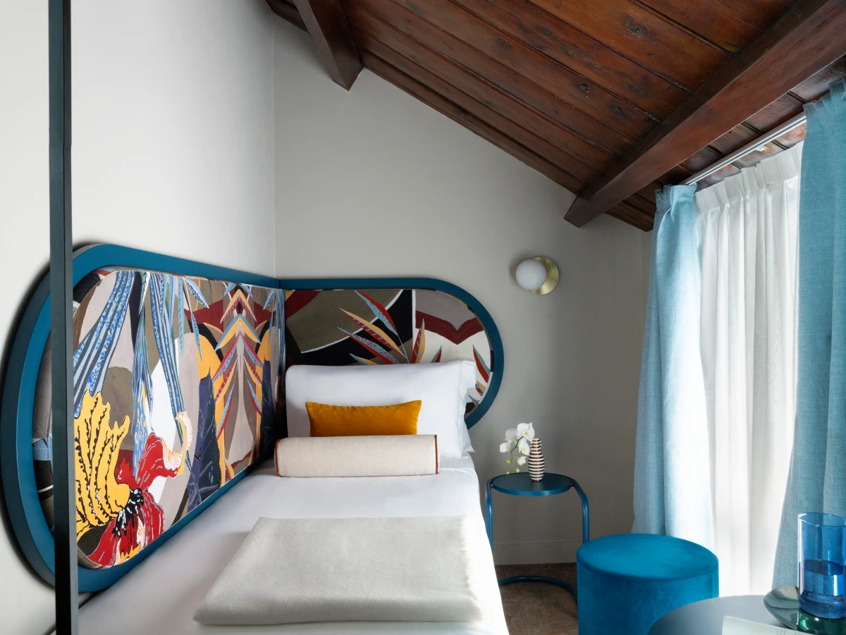 Attic single room with bed, decorative headboard and exposed wooden ceiling - Hotel XX Settembre, BZAR hotels in Rome