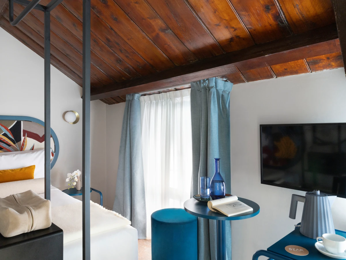 Single room with bed, small table, TV and window with natural light - Hotel XX Settembre, BZAR hotels in Rome