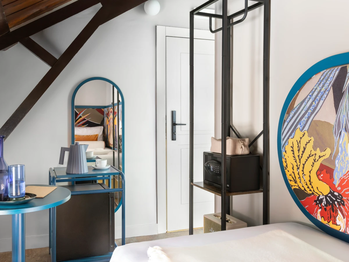 Single room with bed, open wardrobe, mirror and minibar - Hotel XX Settembre, BZAR hotels in Rome
