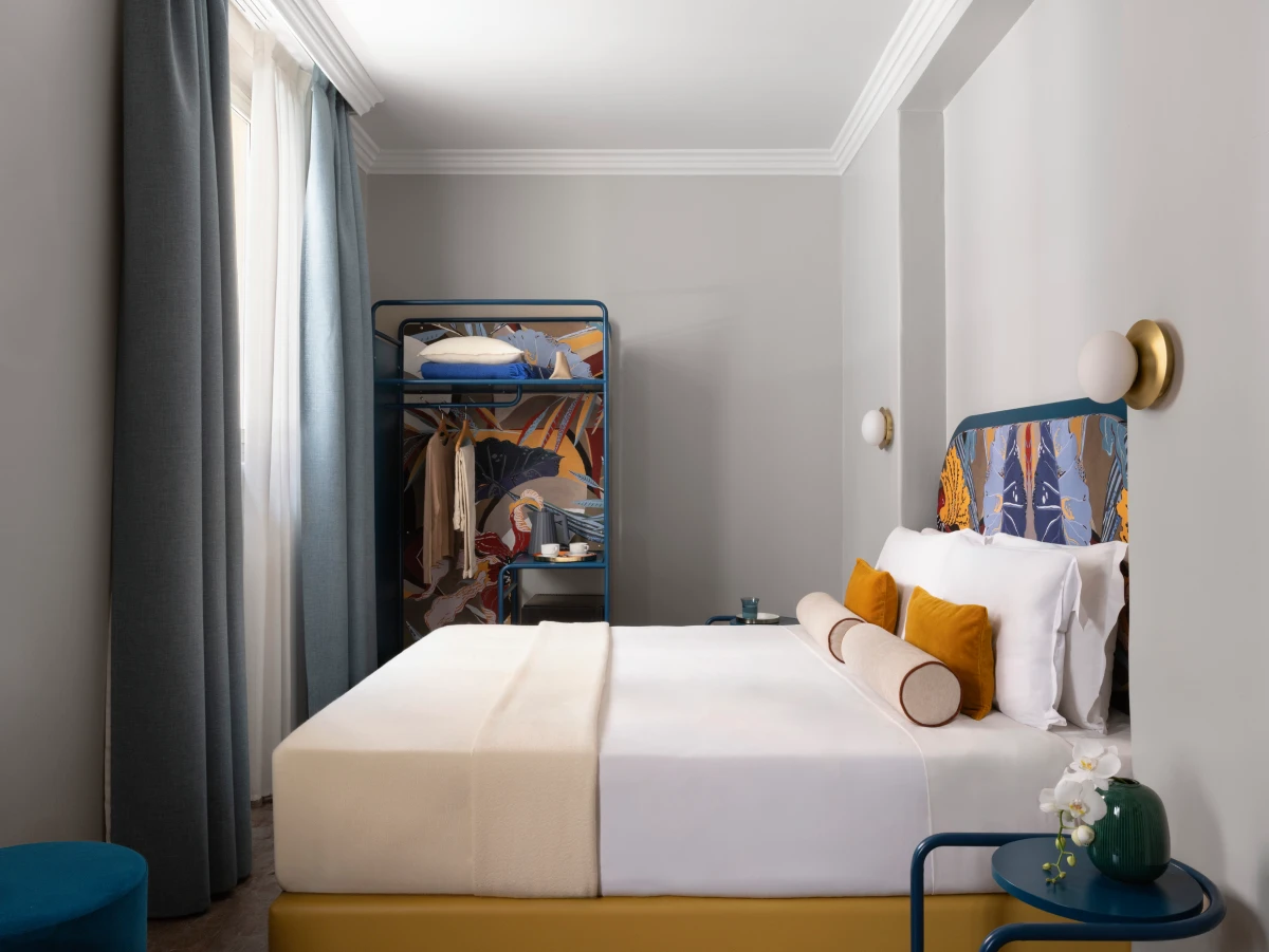 Standard double room with king-size bed, bedside tables and open wardrobe - Hotel XX Settembre, BZAR hotels in Rome