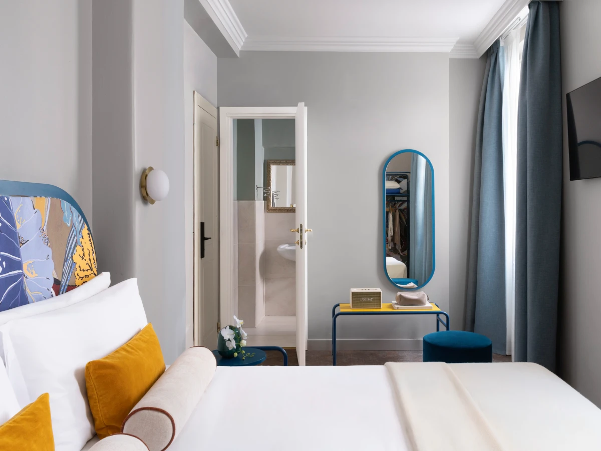 Standard room with double bed, mirror and access to private bathroom - Hotel XX Settembre, BZAR hotels in Rome