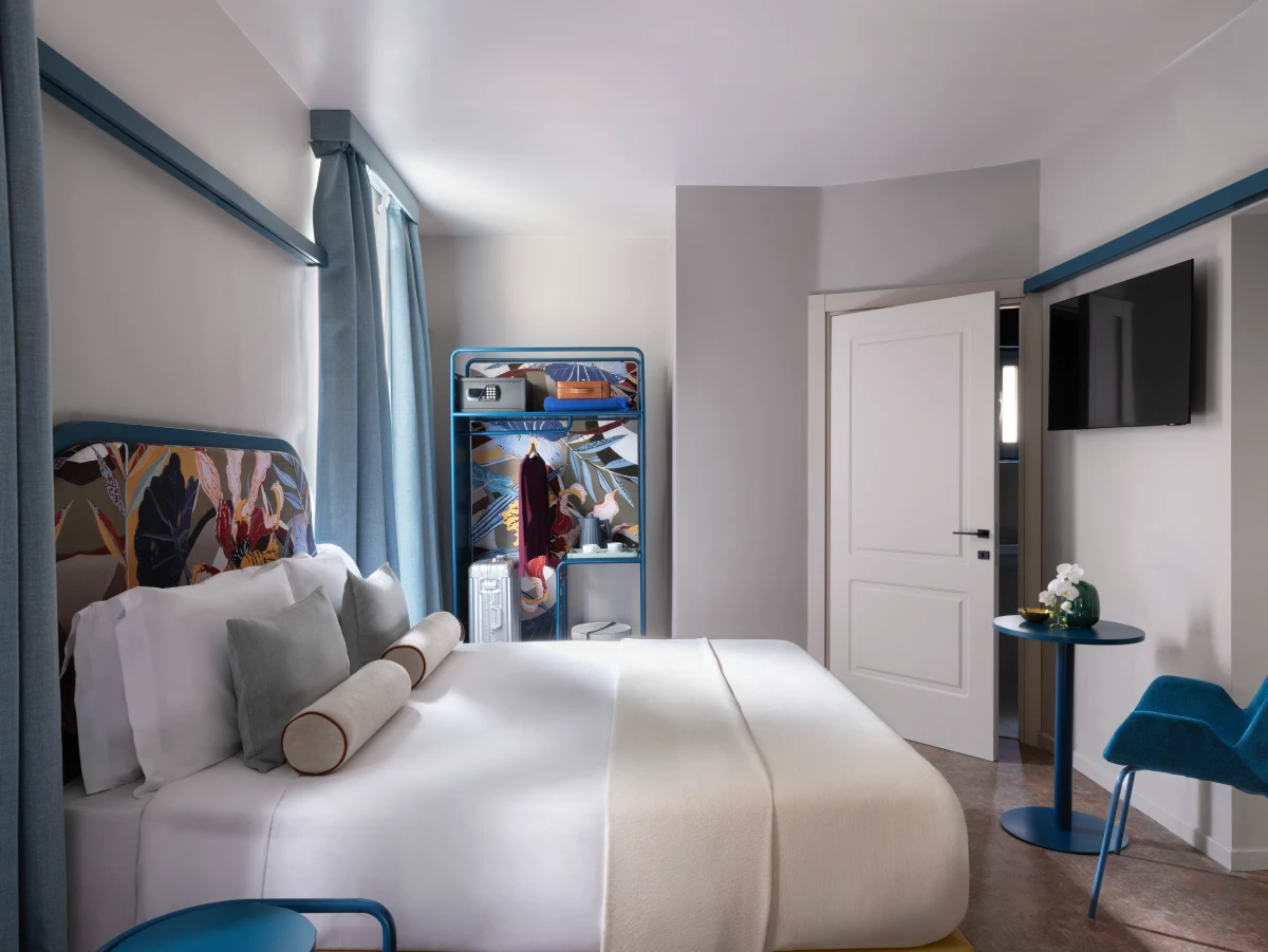 Triple room with double bed, relaxation area and open wardrobe - Hotel XX Settembre, BZAR hotels in Rome